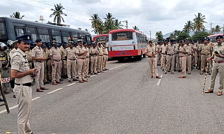 ರೈತ ಸಂಘ-ಹಸಿರು ಸೇನೆ ಬೈಕ್ ರ್ಯಾಲಿ ತಡೆಗೆ ಪೊಲೀಸರ ನಾಕಾ ಬಂದಿ