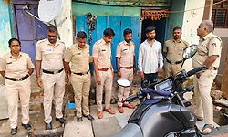 ಬೈಲಹೊಂಗಲ: ರೌಡಿ ಶೀಟರ್‌ಗಳ ಮನೆಗಳಿಗೆ ಪೊಲೀಸರು ಭೇಟಿ, ಖಡಕ್ ಎಚ್ಚರಿಕೆ