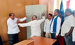 ಭೂಸ್ವಾಧೀನ ಪರಿಹಾರ ವಿಳಂಬ: ಅಧಿಕಾರಿಗೆ ರೈತನ ಚಪ್ಪಲಿ ಏಟು