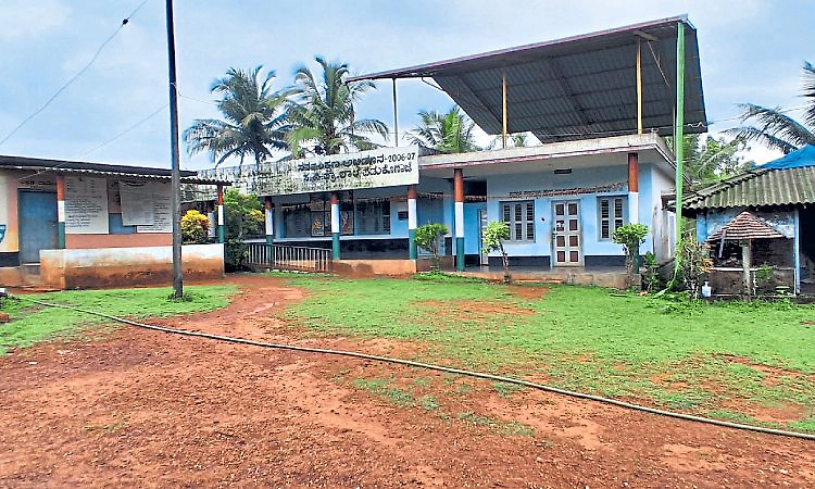 ಸೋರುತ್ತಿದೆ ಪಡುಕೊಣಾಜೆ ಶಾಲೆ ಕೊಠಡಿ