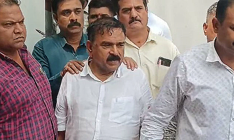 Godman' Kharat faces 8 FIRs, including of rape; SIT probing role of  officials, aides: Fadnavis | Udayavani - Latest English News, Udayavani  Newspaper