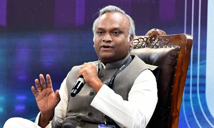 ಸಿಎಂ ಬದಲಾವಣೆ ವಿಚಾರದಲ್ಲಿ ನಾವು-ನೀವು ಮಾತನಾಡುವುದು ಅಪ್ರಸ್ತುತ: ಪ್ರಿಯಾಂಕ್ ಖರ್ಗೆ